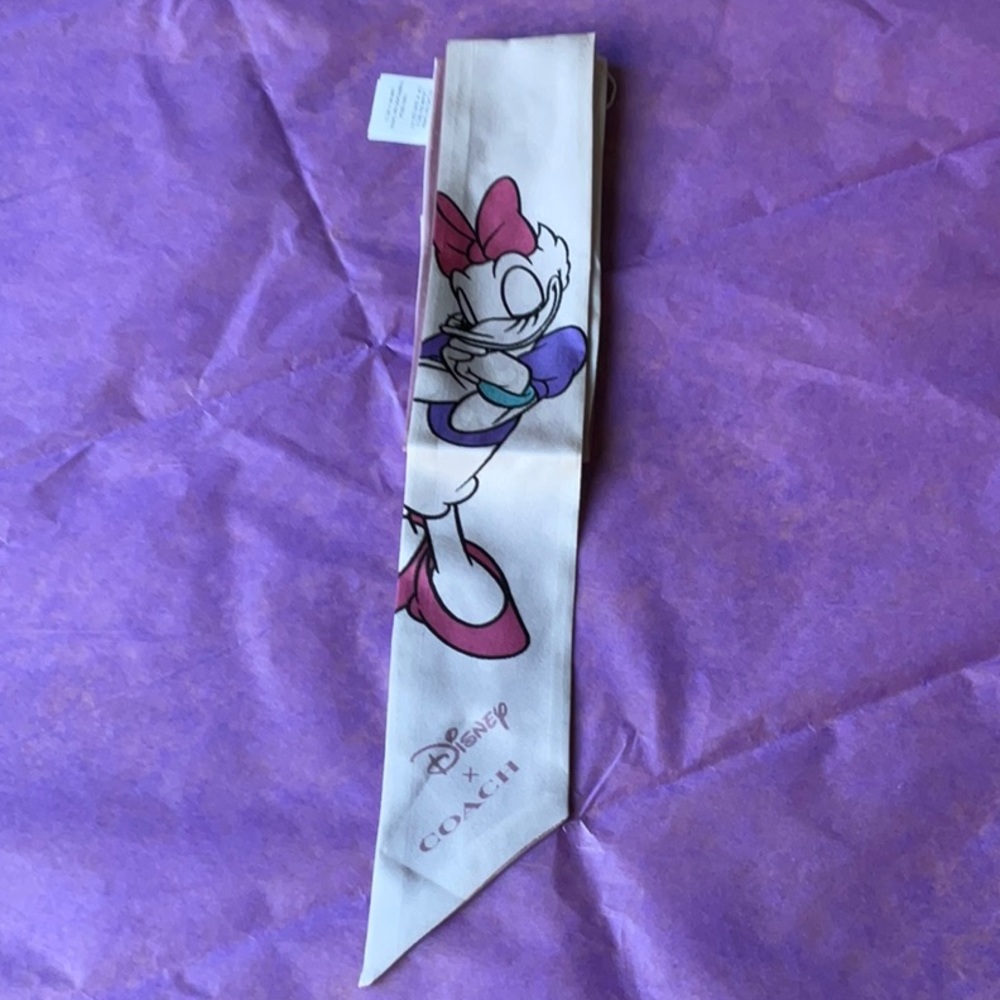 π DISNEY X COACH DAISY DUCK SCARF π NWT π - Picture 12 of 16